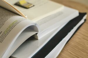 Bücher übereinandergelegt