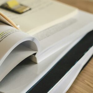 Bücher übereinandergelegt